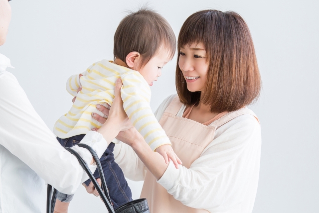 保育士の服装や身だしなみは重要 服装選びのポイントや必需品を紹介 保育のお仕事お役立ち情報 ジョブトル保育 保育士の服装や身だしなみは重要 服装選びのポイントや必需品を紹介 保育のお仕事お役立ち情報 ジョブトル保育